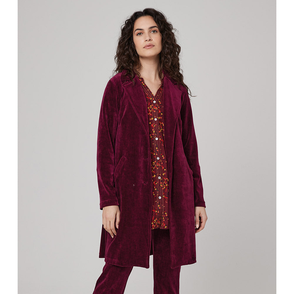 Long length plum coloured velvet jacket. Long sleeves, shirt lapels and hip pockets. 