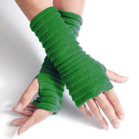 Wristee fingerless gloves in green.