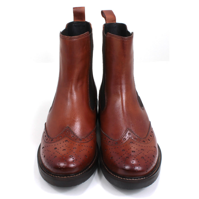 Bagatt Chelsea boots in cognac coloured leather. Brogue style punch pattern detail over the toes. Elastic panels on both sides in complementary brown. Low heels. Front view.