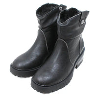 Blowfish Malibu Juniper Cozy boots in black. Very sturdy deep tread soles. Ruched design over the ankles and a clip detail. Furry interiors. Fitted with a zip. Angled view.