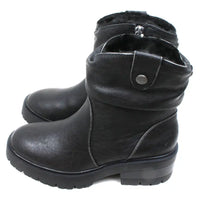 Blowfish Malibu Juniper Cozy boots in black. Very sturdy deep tread soles. Ruched design over the ankles and a clip detail. Furry interiors. Fitted with a zip. Side view.