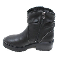 Blowfish Malibu Juniper Cozy boots in black. Very sturdy deep tread soles. Ruched design over the ankles and a clip detail. Furry interiors. Fitted with a zip. Single boot showing the zip fastening.