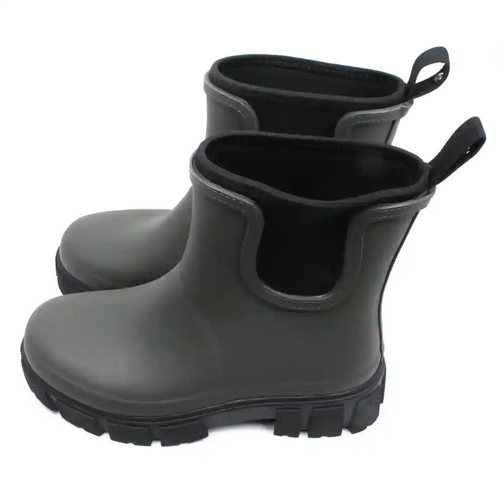 Lazy Dogz olive green ankle wellington boots. Rugged black thick tread soles. Elasticated panels and cuffs at the ankles for a great fit. Pull tabs at the ankles to assist with fitting. Side view.