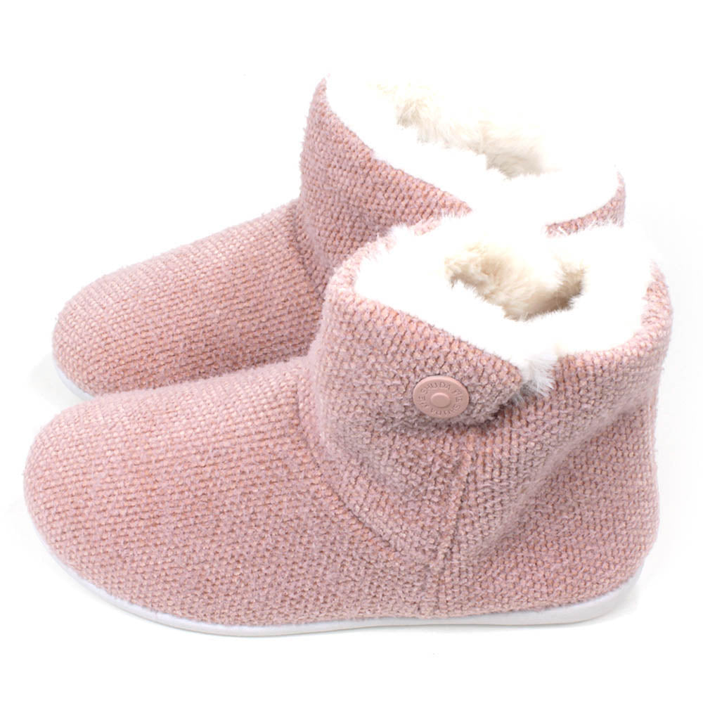 Shu Da Jenny ankle booties slippers. Pink knitted. White furry lining. Side view.